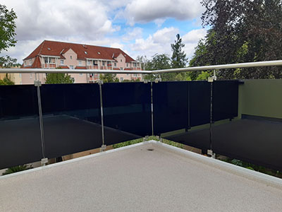 Balkongeländer aus Edelstahl mit Glas Dark Grey