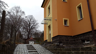 Glasvordach auf Konsolträgern