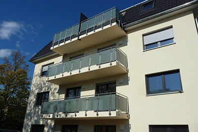 Edelstahl Balkongeländer mit Glasfüllung für Mehrfamilienhaus