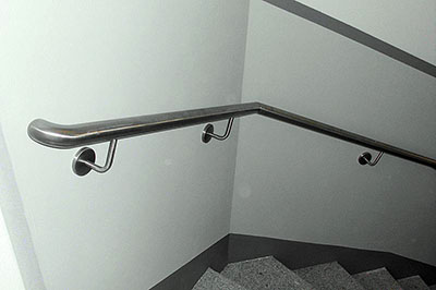 Edelstahlhandlauf bei Treppe