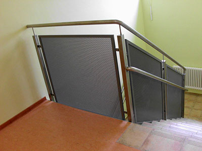 Geländerkonstruktion aus Edelstahl mit Füllelementen aus Lochblech, pulverbeschichtet, Aufgang Sozialräume & Turnhalle