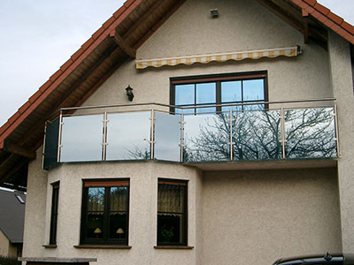 Edelstahlgeländer mit Glasfüllung für Einfamilienhaus