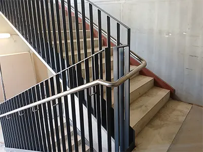 Übergang Treppenauge mit Handlauf aus Edelstahlrohr