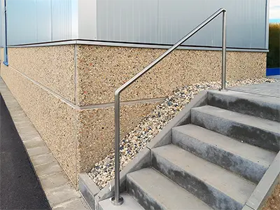 einfaches Edelstahlgeländer mit Säulen und Handlauf