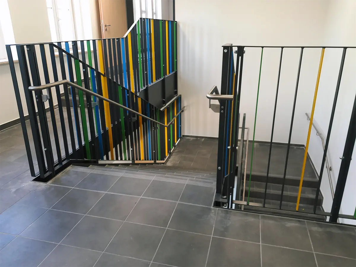 Edelstahlhandläufe an Treppengeländer Schule