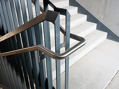 Treppenhausgeländer mit geneigtem Obergurt