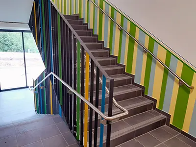 Treppengeländer mit bunten Füllstäben