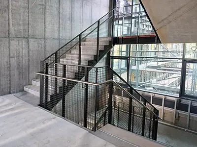 Geländer mit Wellengitter und Edelstahlhandlauf