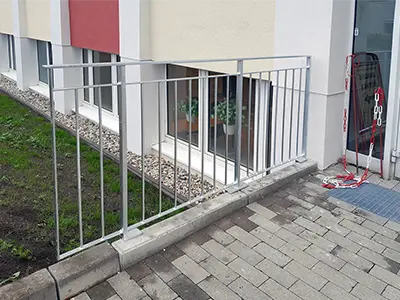 Geländer an Winkelstützwand