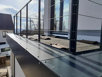 Flachstahlgeländer mit Edelstahlseilen und Blechverkleidung