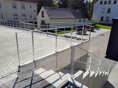 Abstützgeländer auf Winkelstützwand