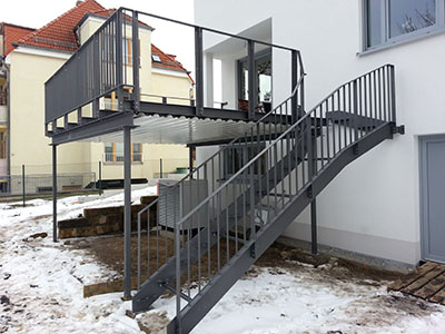 Terrasse aus Stahl in RAL 7016