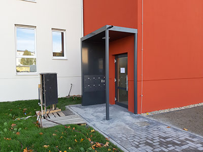 Vordachanlage als Zugang Mehrfamilienhaus