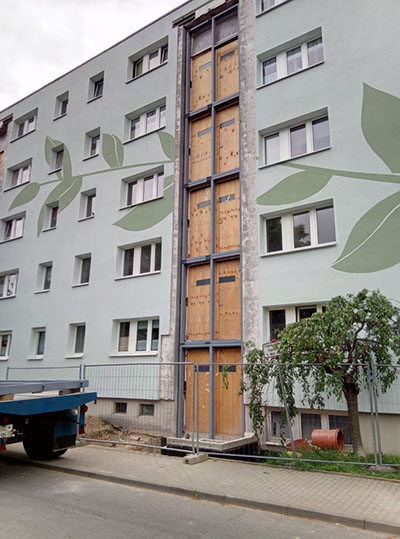 Montage Stahlrahmen an Wohnblock zum nachträglichen Anbau von Fahrstühlen