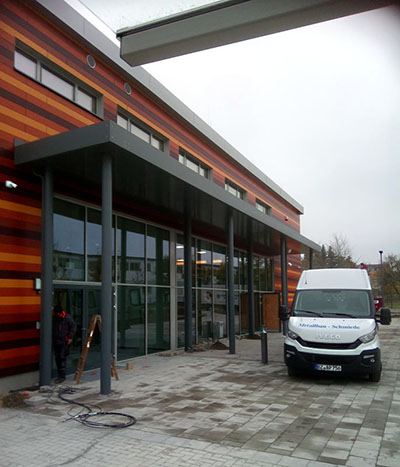 Eingangsüberdachung Schulgebäude
