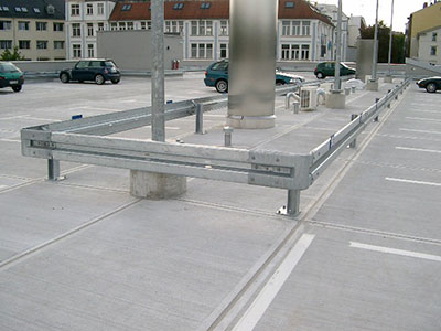 Leitplankenkonstruktion auf einem Parkdeck