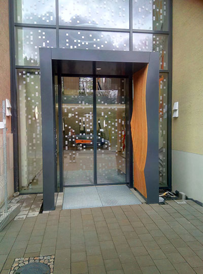 Vordach / Windfang vor Eingang Schule