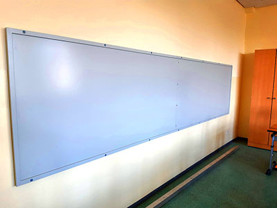 Wandtafel als Magnettafel im Klassenraum einer Schule