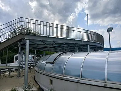 Stahlbau mit rundem Randträger