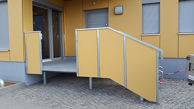 Podest mit Treppe für Zugang Kita