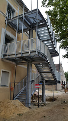 Fluchttreppe im Aufbau