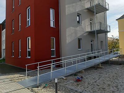 Rampe als Zugang für medizinische Einrichtung