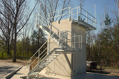 Bedienbühne mit Treppenanlage an Betonschacht