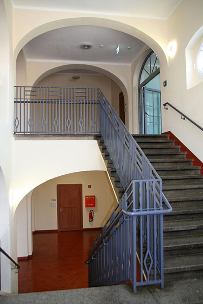 Geländerkonstruktion für Treppenhaus in Schulgebäude, über 3 Etagen