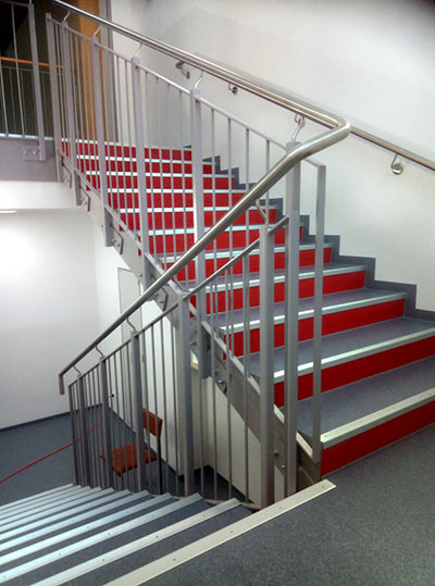 Treppengeländer Schulgebäude