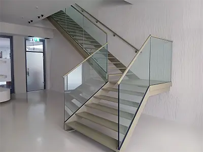 Innentreppe Verkaufsraum mit Glasgeländer