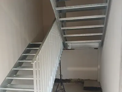 Innentreppe mit Blechstufen